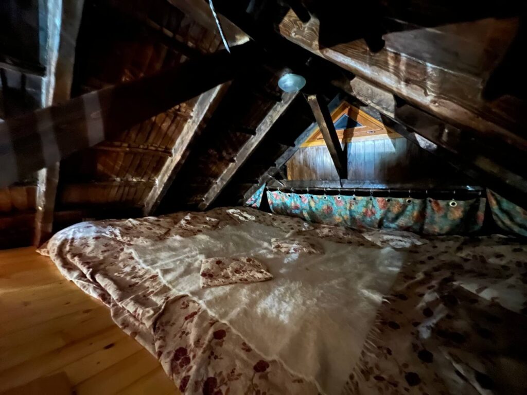 Горище з матрацами з сіном